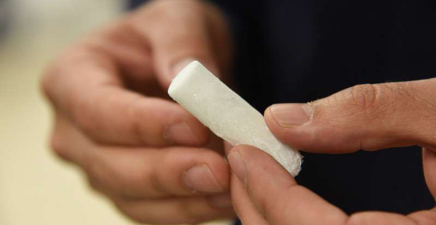  Un frammento solido dell’innovativa schiuma a base di cellulosa (fonte: Washington State University).